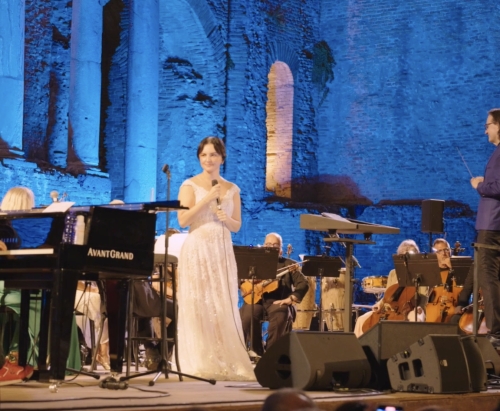 Short-Video: Arisa a Taormina: pace, guerra e un a...